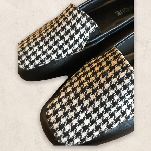 Classique loafers, size 6W - Picture 5 of 6